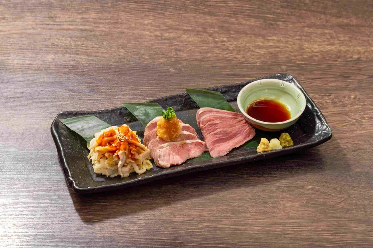 筑前屋獨家下酒菜肉刺拼盤，包含橫膈膜、牛胃與豬心。業者提供