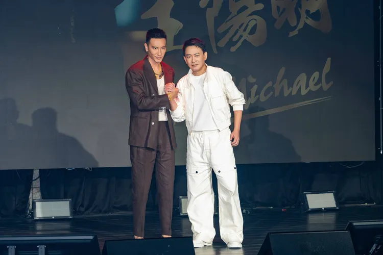 王陽明（左起）遭王識賢偷襲腿瘀青。曼尼娛樂提供