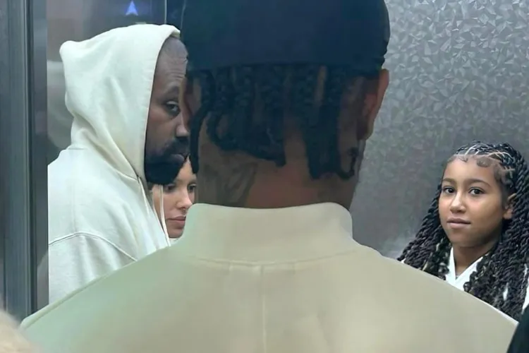 肯爺此行也帶長女諾絲同行。翻攝pagesix