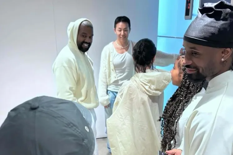 碧昂卡（背對者）穿著一件披風外套。翻攝pagesix