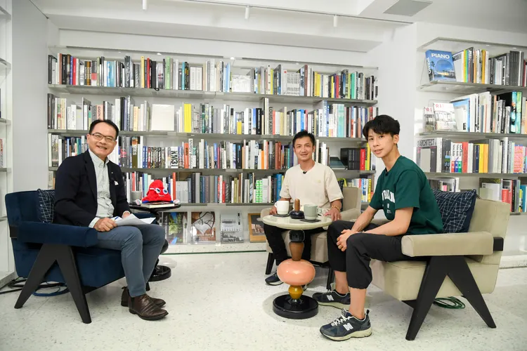 林郁婷（右起）和教練曾志強上鄭弘儀節目。三立提供