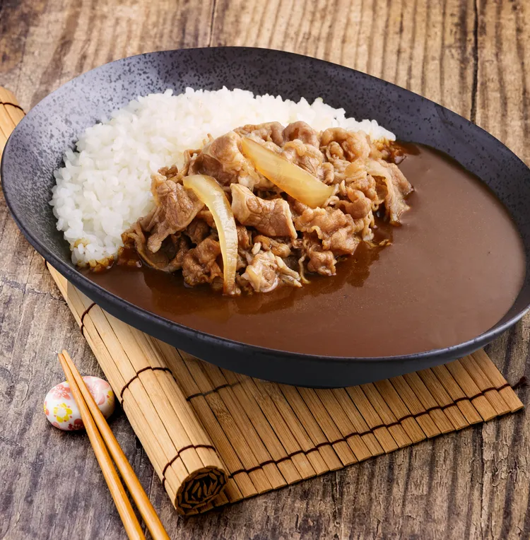 「日式黑咖哩飯」系列，以蘋果、芒果等為基底，黑色咖哩醬呈現微辣風味。吉野家提供