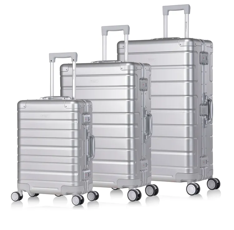 萬國通路鋁鎂合金行李箱20吋（左起）／1萬3800元、26吋／1萬6800元、29吋／1萬9800元。品牌提供