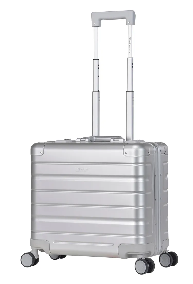 萬國通路鋁鎂合金公文箱17吋，1萬2800元。品牌提供