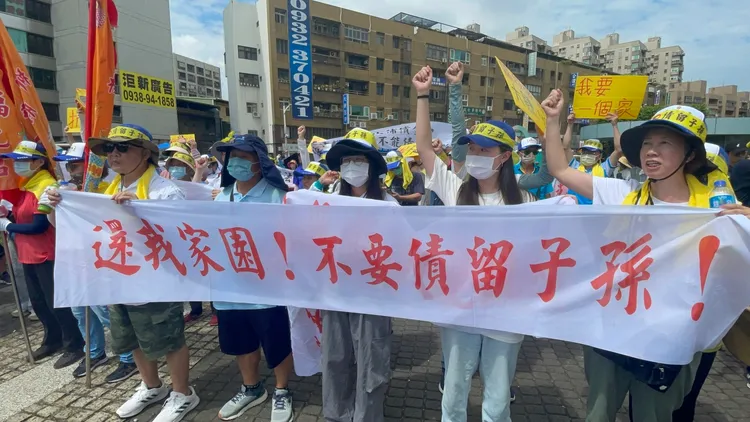 民眾白布條抗議。張沛森攝