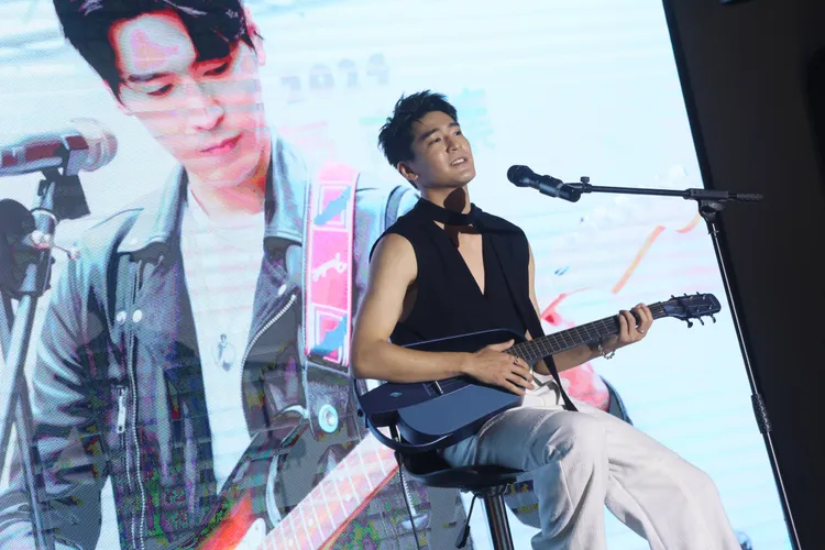 涂善存秀出精實手臂唱情歌。彭欣偉攝