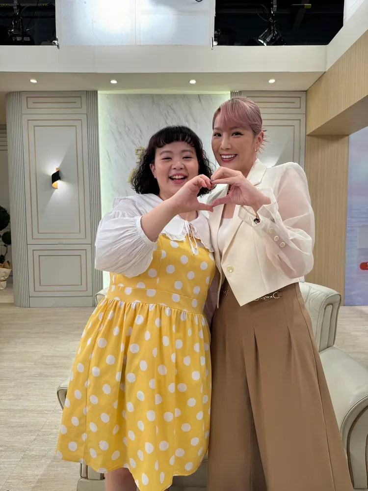 郭婷筠（右）受邀客串演出八點檔《愛的榮耀》和宮美樂一起直播。民視提供