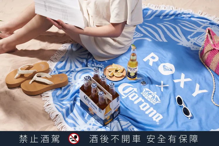 海灘墊以滿版的圖騰、白色流蘇搭配雙方Logo，細節滿滿絕對是每個戶外愛好者的必收藏品。業者提供