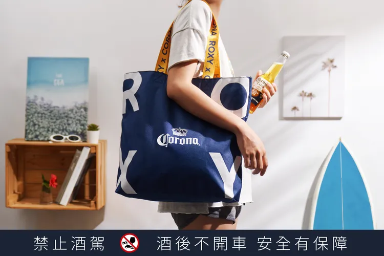 肩背包外觀兩面以可樂娜Logo結合ROXY Logo呈現，設計簡約又有質感。業者提供