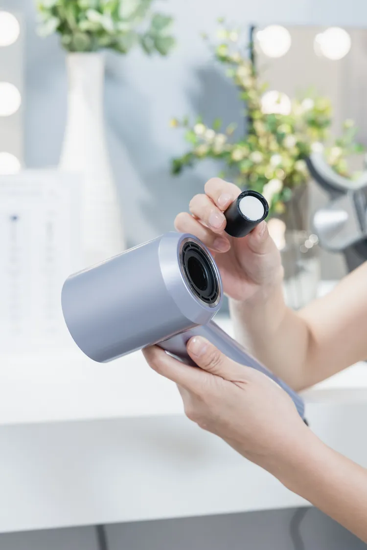 DIKE等離子護髮吹風機擁有將護髮錠與吹風機結合的獨特設計。品牌提供