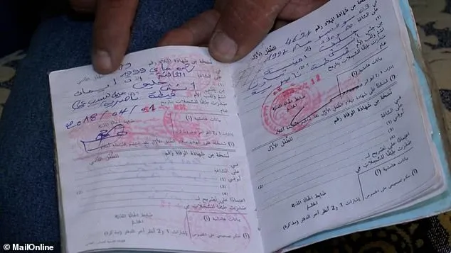 克莉芙父親向媒體出示她的出生證明。翻攝MailOnline