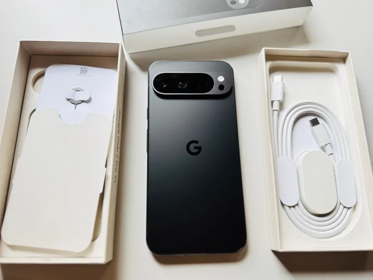 盒裝中Pixel 9 Pro XL本機與充電線，不再另行提供充電頭。趙筱文 攝