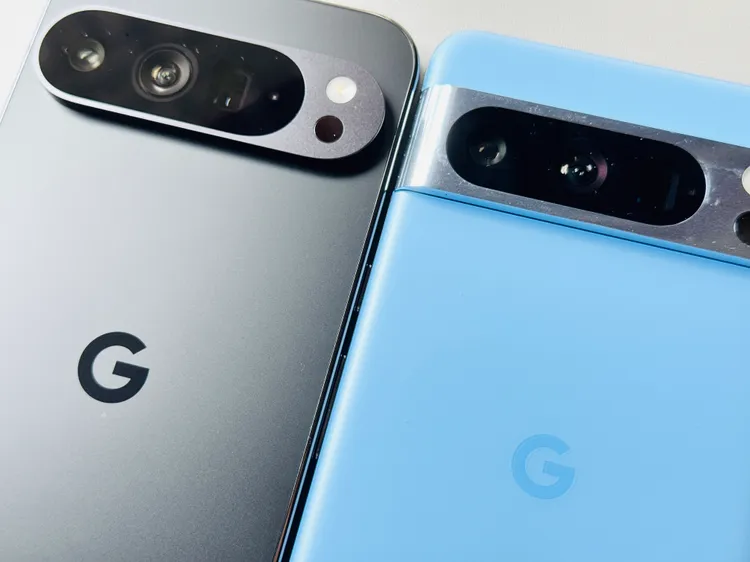 9 Pro XL（左）與8 Pro（右）在邊框與相機模組設計上有著非常明顯的辨識度。趙筱文 攝