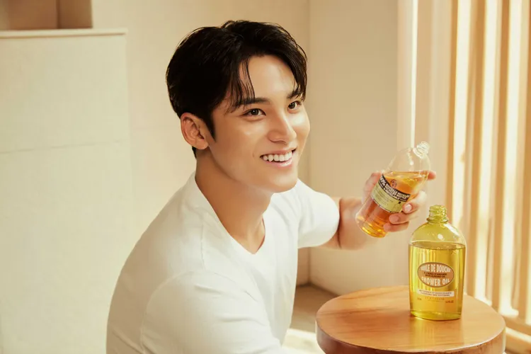 金珉奎為歐舒丹8月新品杏仁沐浴油拍攝宣傳影片。品牌提供