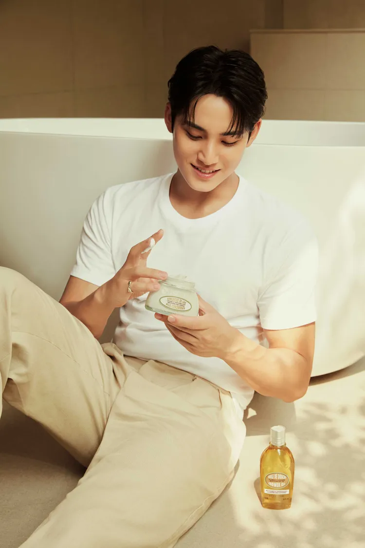 金珉奎為歐舒丹8月新品杏仁沐浴油拍攝宣傳影片。品牌提供
