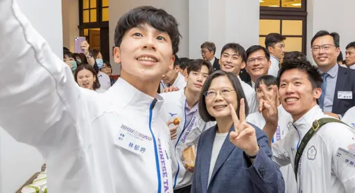 不讓林郁婷受委屈!蔡英文PO同框自拍照憶這一幕:她沒在怕