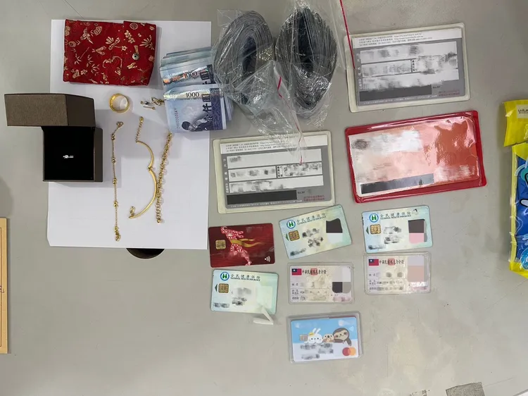 蔡男身上起獲出的贓物。警方提供