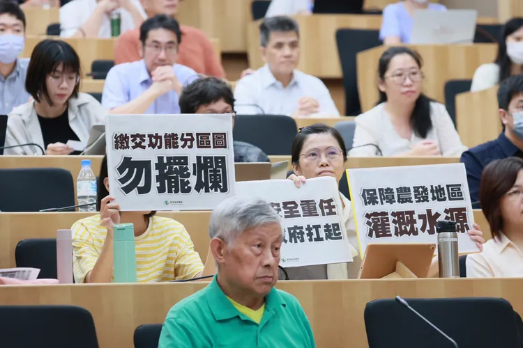 有環團人士在現場舉牌喊聲「溝通不夠」。記者彭欣偉攝