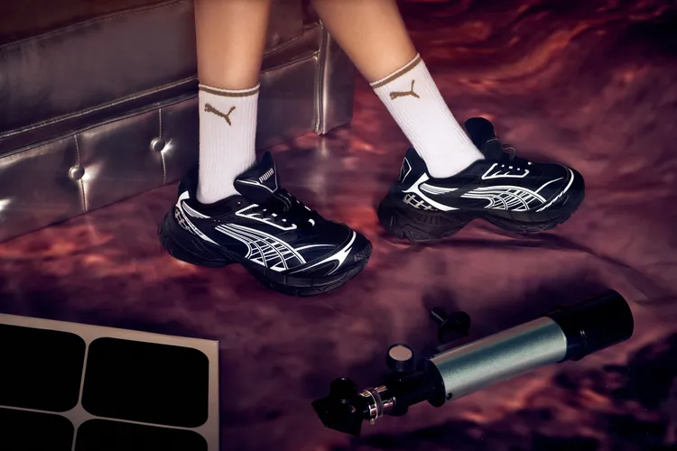 PUMA Velophasis跑鞋將Y2K的復古元素結合Y3K銀河色系。品牌提供