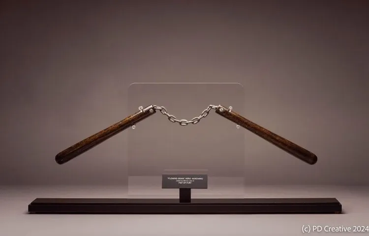 李小龍在電影《精武門》中使用的道具
雙節棍，估價2萬至3萬美元（約63萬至95萬台幣）。翻攝朱利安官網