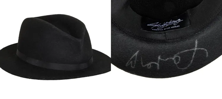 泰勒絲「Eras」 巡演中佩戴的黑色爵士帽（附有親筆簽名），估價約2000至4000美元（約6萬3900元至12萬7700元台幣）。翻攝朱利安官網