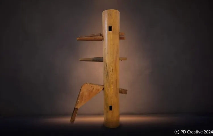 李小龍訂製並親自使用的木人樁，家估價約1萬5000至2萬美元（約48萬至63萬台幣）。翻攝朱利安官網