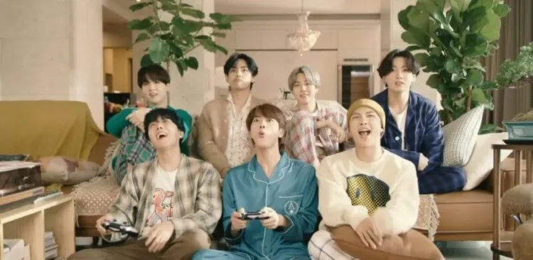 防彈少年團2020年疫情期間拍攝《Life Goes On》MV所穿著的系列服飾，也登上此次拍賣，估價約6萬至 8萬美元（約191萬至255萬台幣）。翻攝朱利安官網