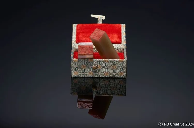 李小龍的個人印章連原裝錦盒，估價約8萬至10萬美元（約255萬至320萬台幣）翻攝朱利安官網