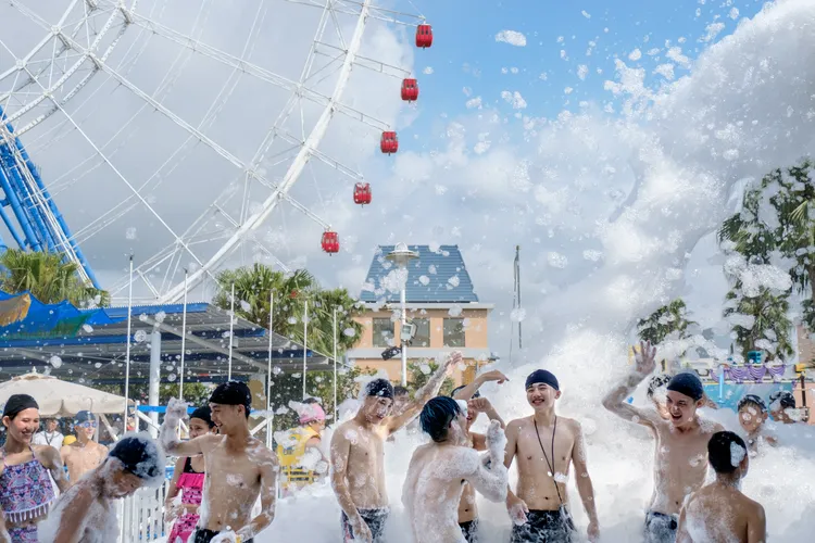 現役軍人、教師出示本人相關有效證件+個人身份證件，可享樂園門票450元。麗寶提供