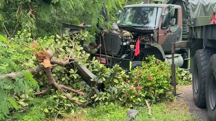 陸軍八軍團43砲指部一輛中型戰術輪車20日在楓港路段撞上路樹，7人送醫。翻攝畫面