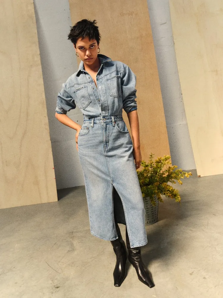 時髦百搭「丹寧中長裙」以正面開衩設計隱約秀出腿部線條。品牌提供