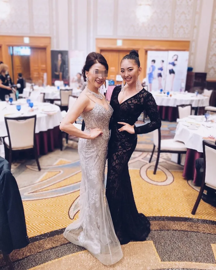 松本花林的媽媽（左）經營珠寶公司。翻攝karin_matsumoto_ IG