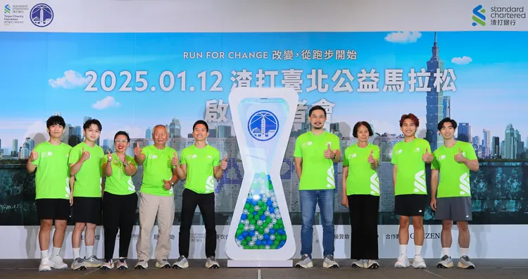 理想混蛋與市政府體育局局長王泓翔、中華民國路跑協會理事長郭國雄、飛躍的羚羊紀政等人開心合照。渣打臺北公益馬拉松提供