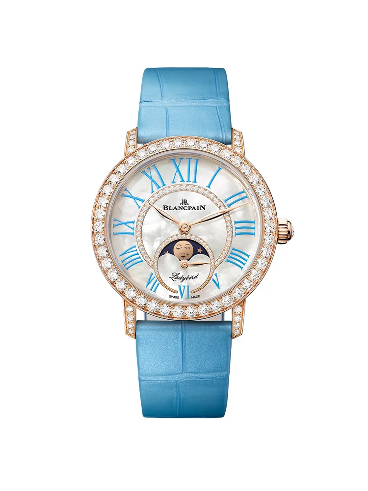 寶珀Ladybird Colors月相腕錶，34.9mm，18K紅金錶殼，鑲鑽珍珠母貝面盤，珊瑚藍短吻鱷魚皮錶帶，1163L型機芯，動力儲存100小時，防水深度30米，針扣錶帶106萬6000元、摺疊扣錶帶112萬2000元。品牌提供
