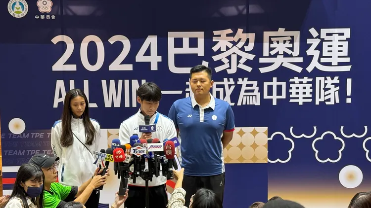 張博雅(左)今日回台。  中華奧會提供