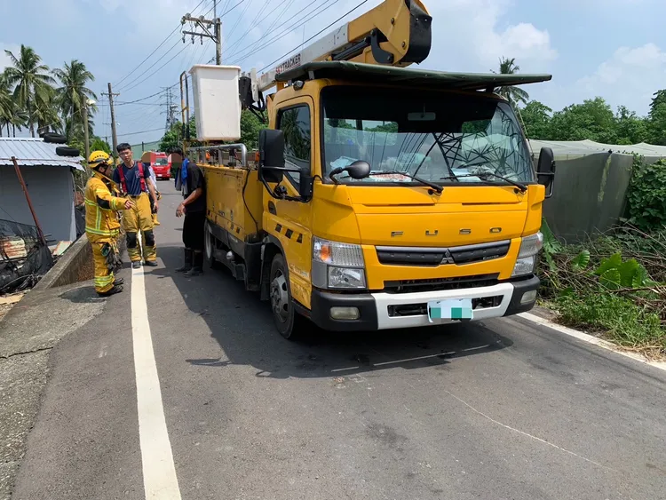 產業道路狹小，台電工程車倒車時未注意後方車況，撞死一對母子。民眾提供