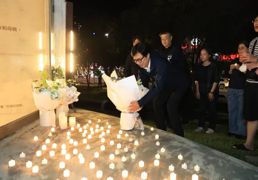 深夜緬懷氣爆吸萬人關注 陳其邁暖喊:堅定爬起是高雄精神