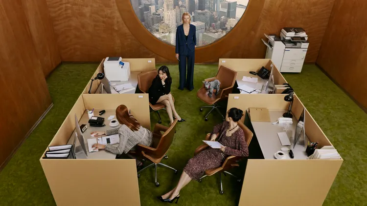 早秋大片同樣呼應著職場女性的日常。品牌提供