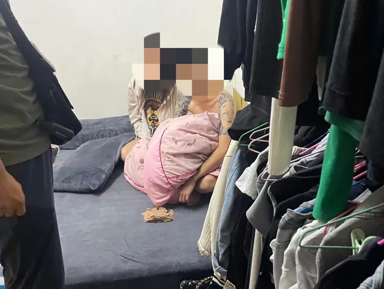 同夥李男收到邱男被逮消息，只是把門牌拆掉以為就能躲避警方查緝，還是乖乖就逮。翻攝照片