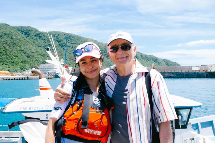 雷愛美（左）的爸爸到場為她打氣。三立提供