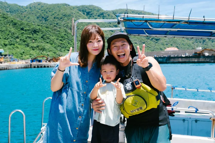 蔡昌憲（右）的老婆和兒子到場為他加油。三立提供