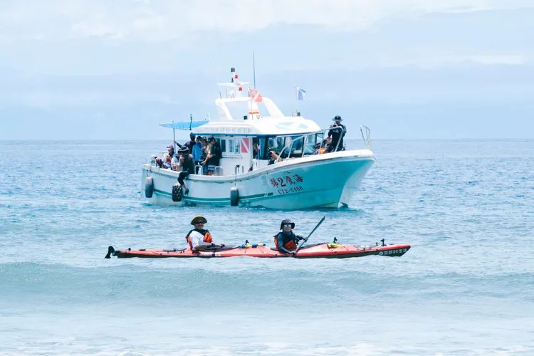 百八教練（前排右）與KID。三立提供