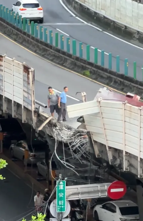 忠孝橋上一輛拖板車把護欄隔音牆撞出一個大洞。翻攝網路