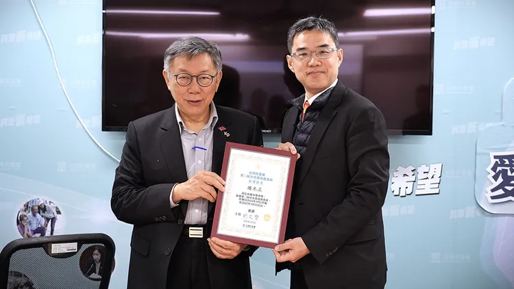 圖為民眾黨主席柯文哲（左）昔日頒發證書給遞補民眾黨中央委員的端木正。民眾黨提供