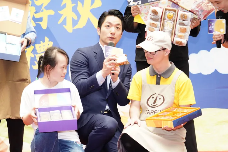 台北市庇護工場推中秋禮盒辦抽獎。北市府提供