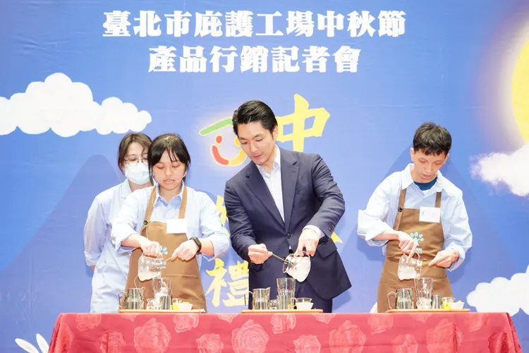 台北市庇護工場推出中秋節特色月餅禮盒、精選耳掛咖啡包餅乾等商品。北市府提供