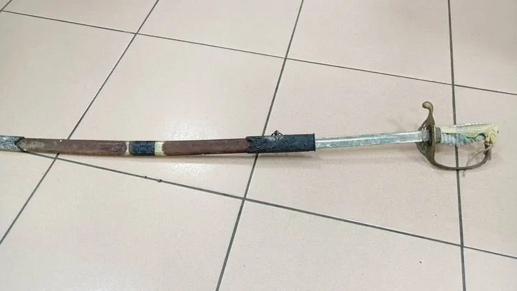 警方查扣裝飾刀。大園警分局提供