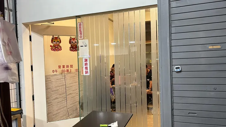 烤玉米辣闆娘昨深夜在臉書發文問，誰會拆玻璃門？還急著說最好是今天或明天。