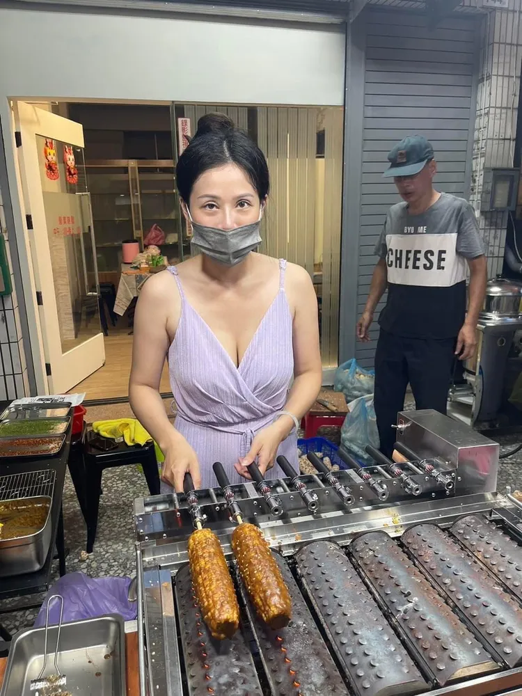 老闆娘大秀事業線。翻攝高雄揪出遊臉書