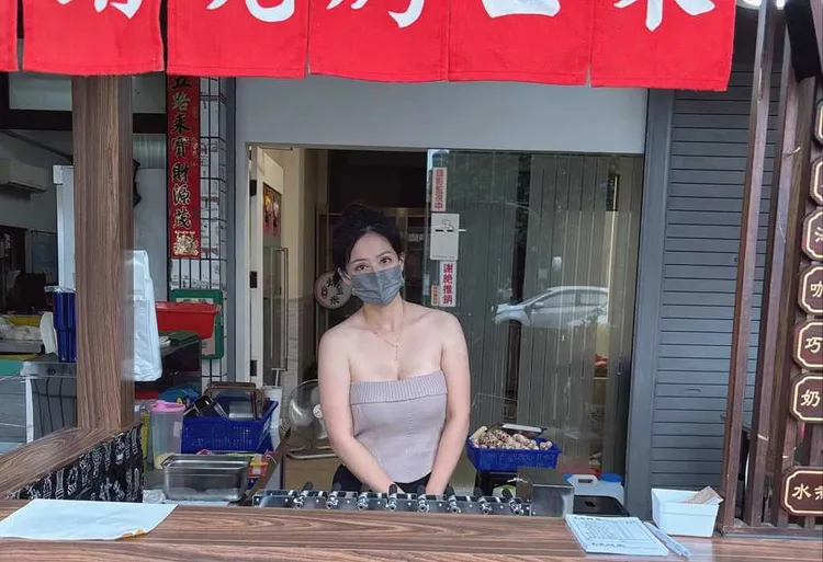 老闆娘大秀事業線。翻攝高雄揪出遊臉書